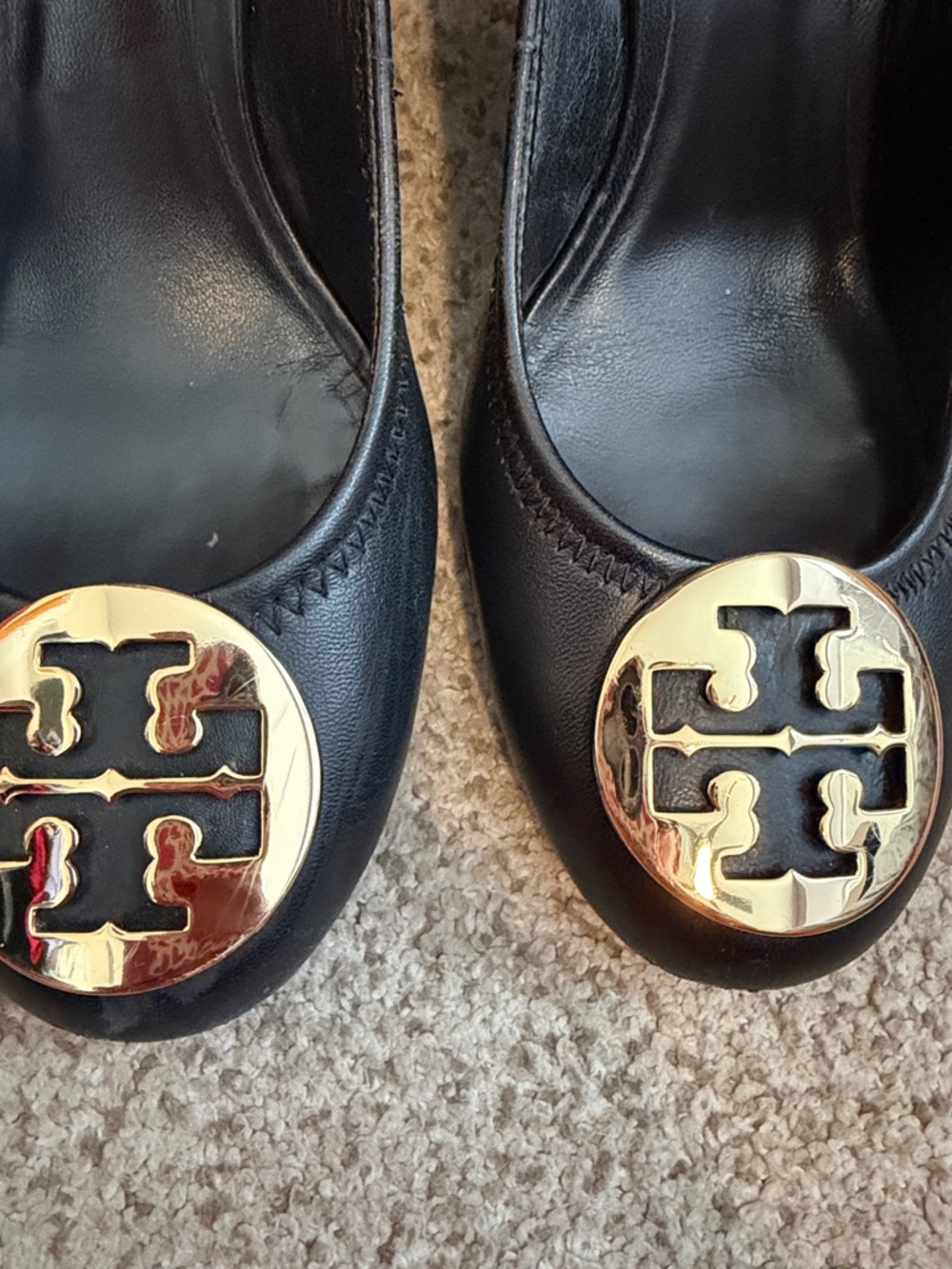 Tory Burch “Sophie” Wedge Heels in Black leather with gold hardware, 8 - Picture 4 of 14